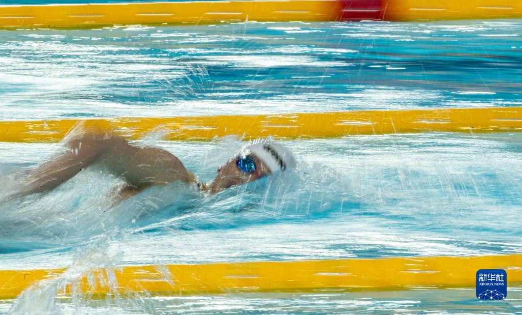 游泳——短池世锦赛：何诗蓓女子200米自由泳夺冠