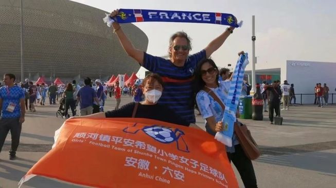 世界盃賽場外，這麪來自安徽希望小學的女足隊旗引起關注