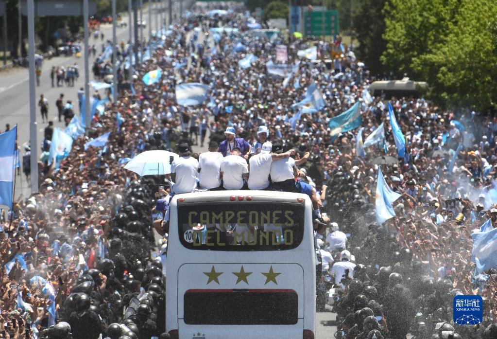 球迷庆祝阿根廷队凯旋