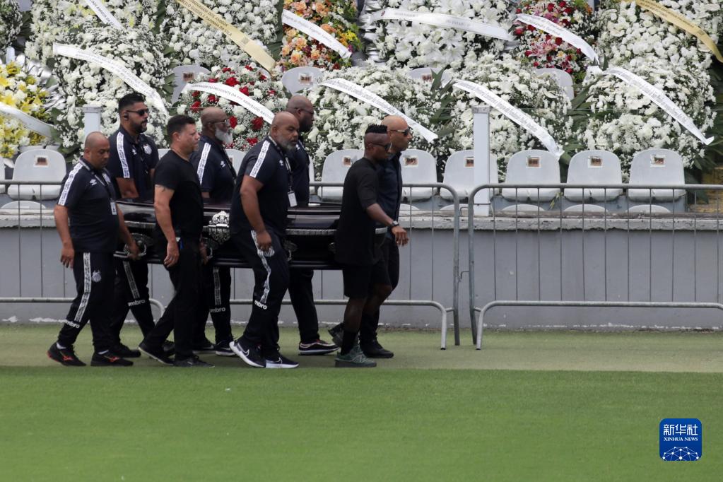 “球王”贝利葬礼在桑托斯举行