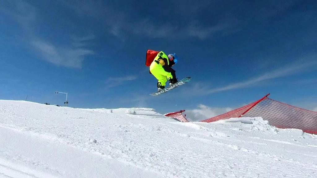 六岁萌娃雪道“追星”苏翊鸣