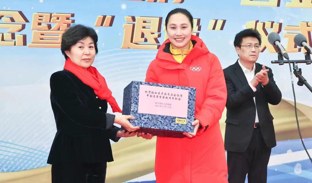 中国速滑冬奥首金得主张虹宣布退役