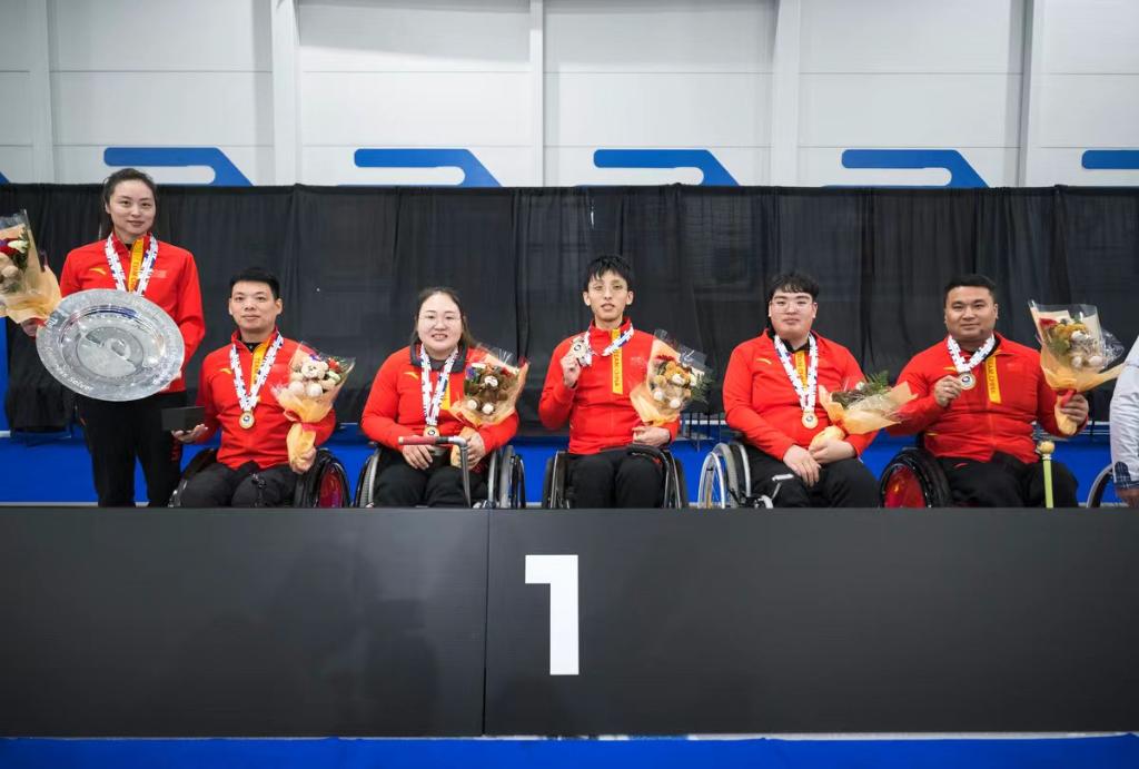 轮椅冰壶世锦赛：中国队决赛力克加拿大队成功卫冕