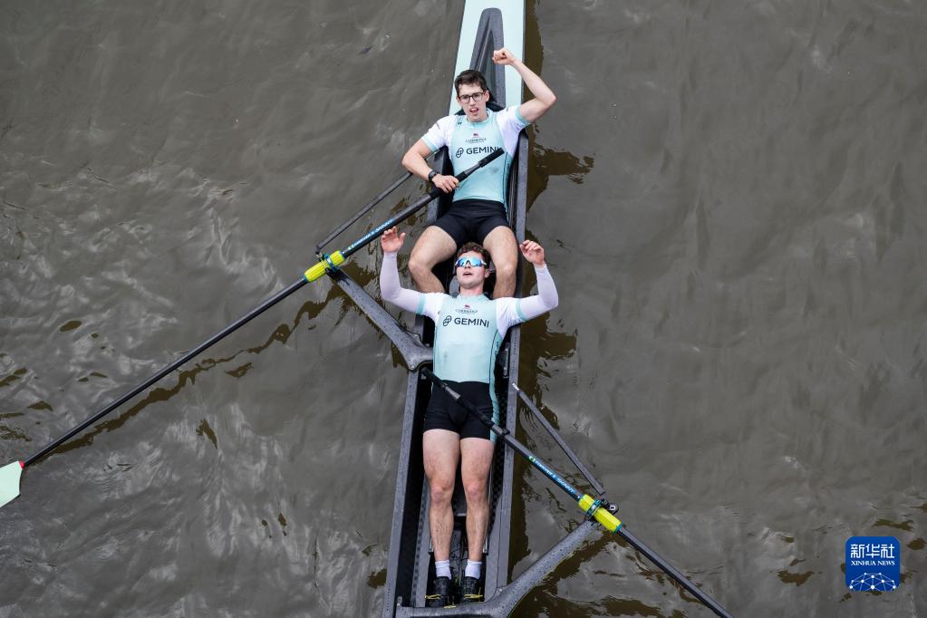 牛津剑桥赛艇对抗赛：剑桥男、女队获胜