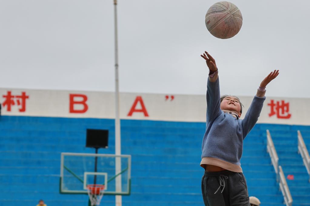 追光丨还有谁，比贵州的乡村篮球赛还火？