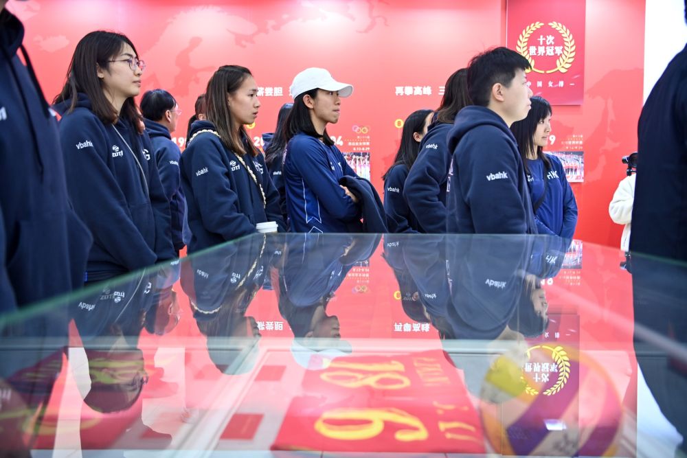 中国香港女排在天津参观交流