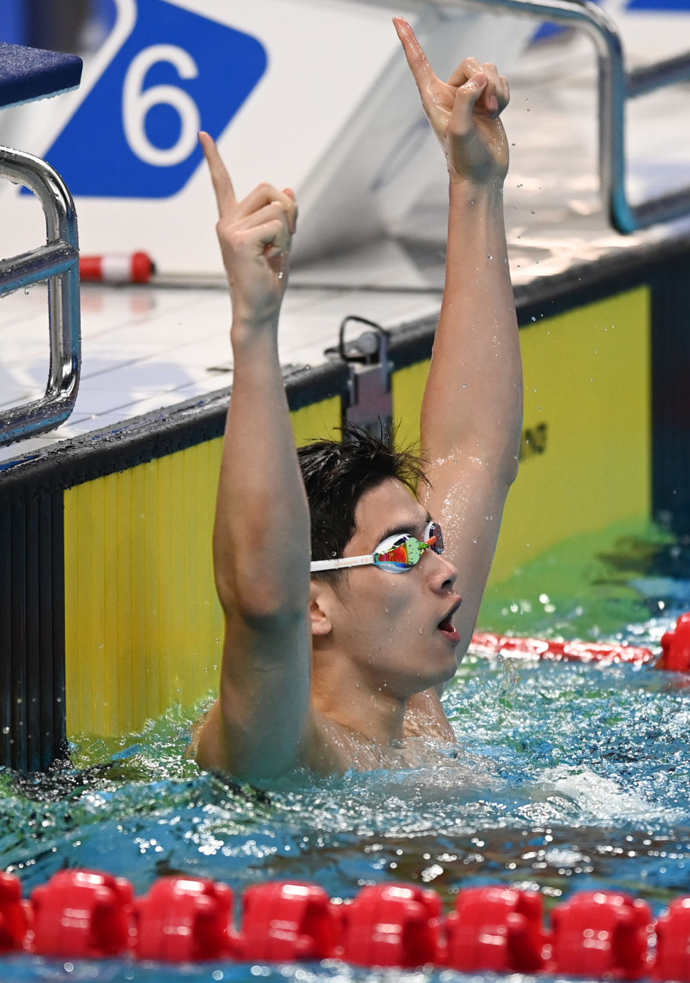 全国游泳冠军赛：潘展乐男子200米自由泳夺冠