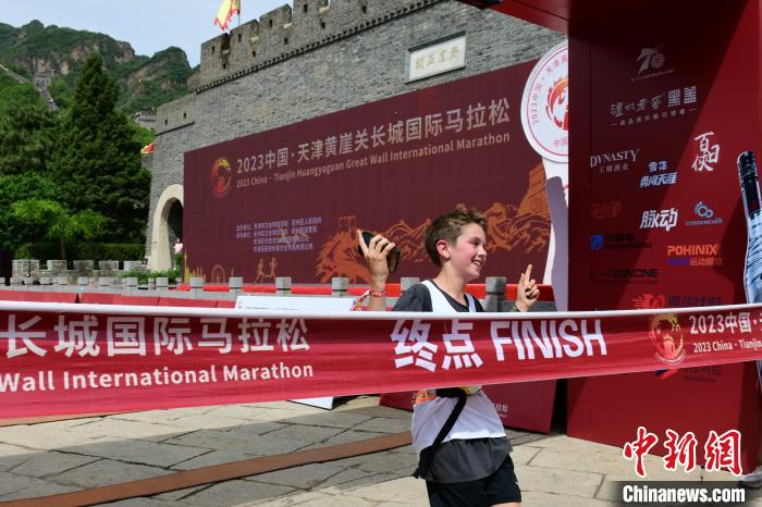 超20国选手参与 黄崖关长城国际马拉松赛鸣枪开跑