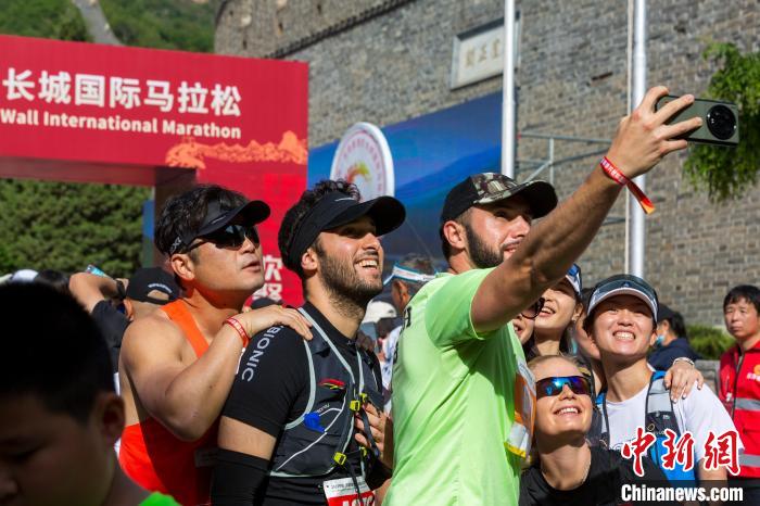 超20国选手参与 黄崖关长城国际马拉松赛鸣枪开跑