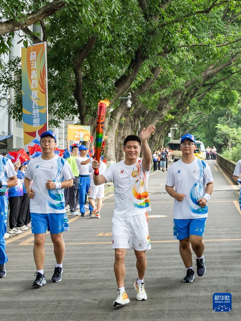 成都第31届世界大学生夏季运动会火炬传递重庆站举行