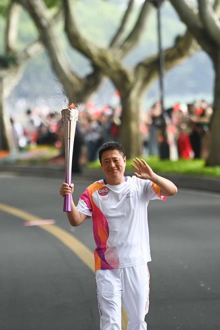 亚运会火炬手周新卫：飞了30年，这次的任务有点特殊