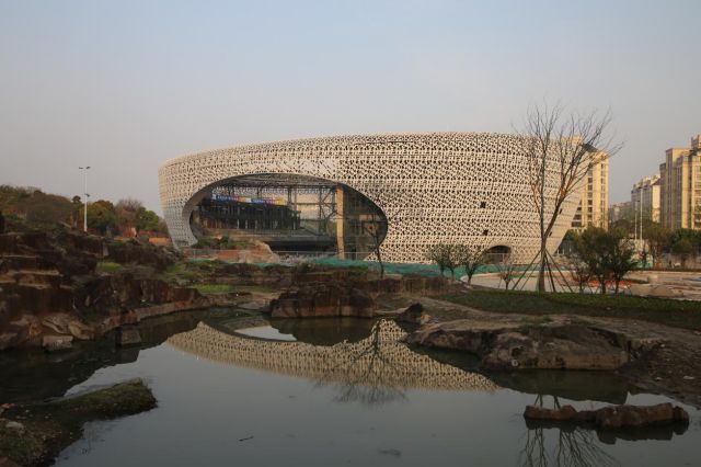 打卡杭州亚运会丨废弃采石场华丽转身国际赛场，看亚运场馆背后的丝绸文化符号