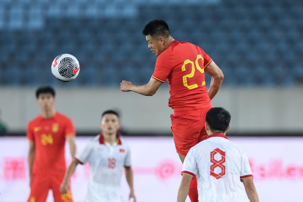 中国男足友谊赛2:0击败越南队