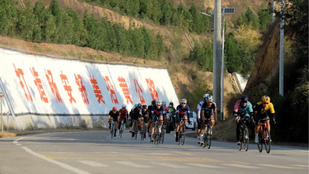 陕西：骑上自行车 领略黄河美