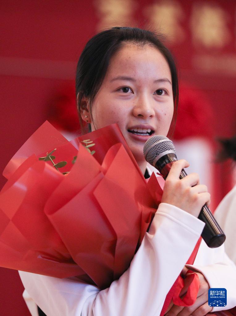中国蹦床队、中国艺术体操队新世界冠军登榜仪式举行