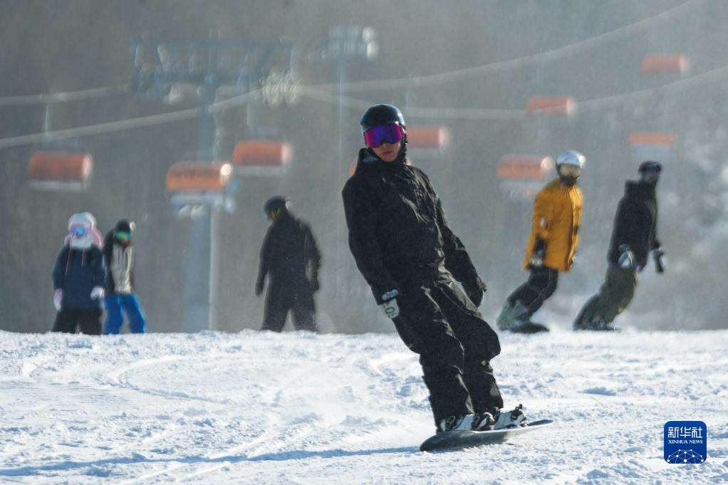 吉林省滑雪场“开板”喜迎新雪季