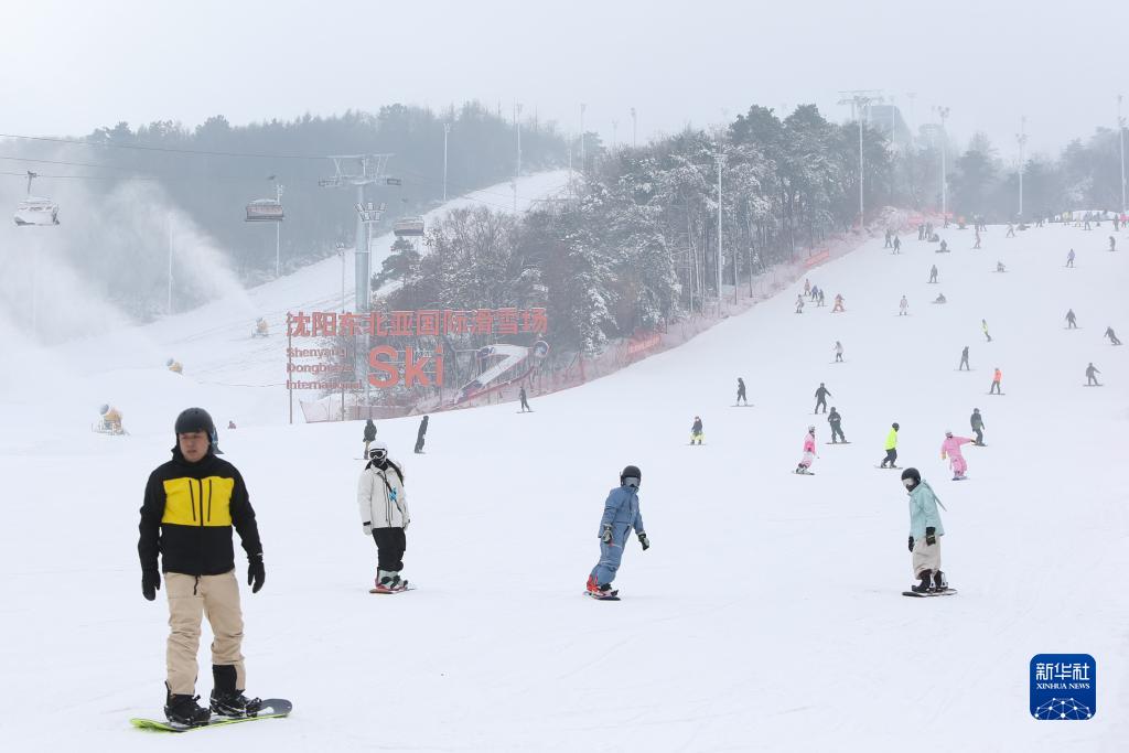 辽宁省滑雪场“开板” 喜迎新雪季