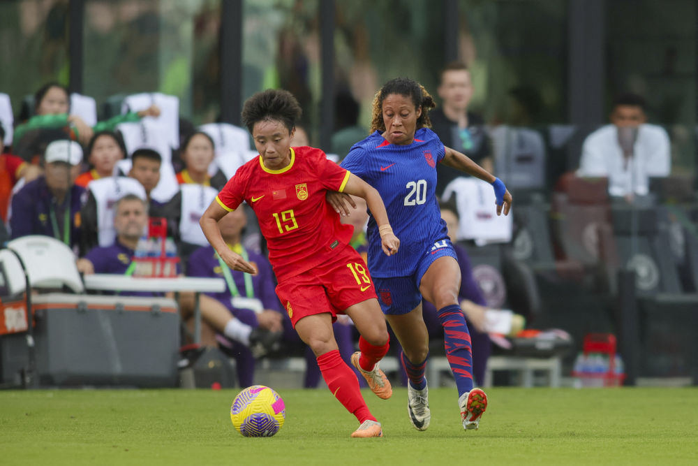 中国女足国家队在客场与前世界冠军美国