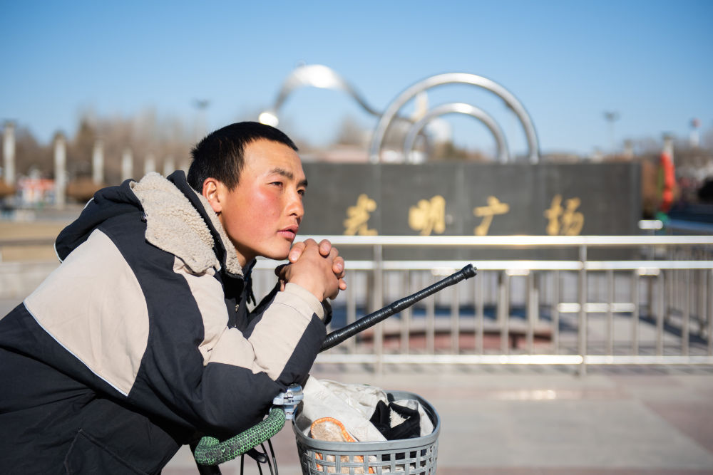 中国“90后”小伙骑行环游中国