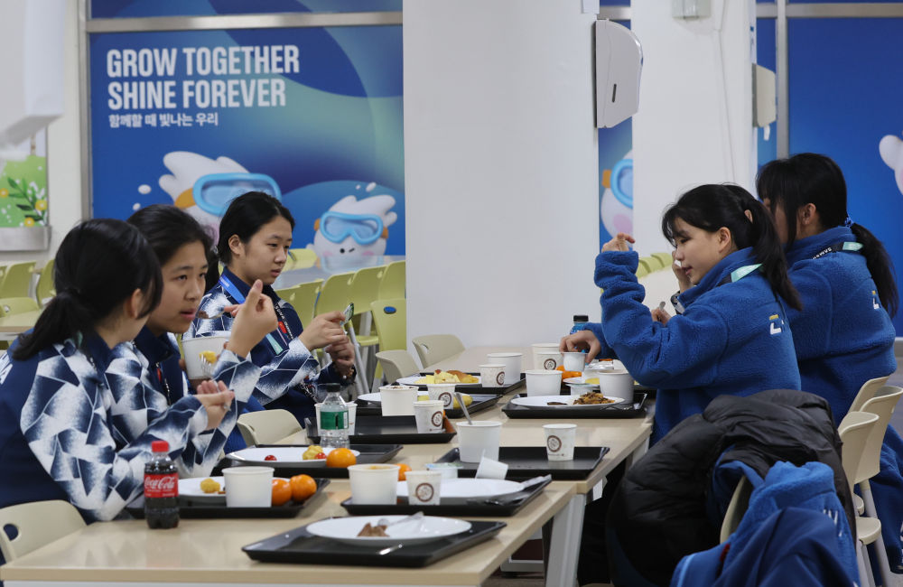 中国体育代表团56名运动员出征冬青奥会