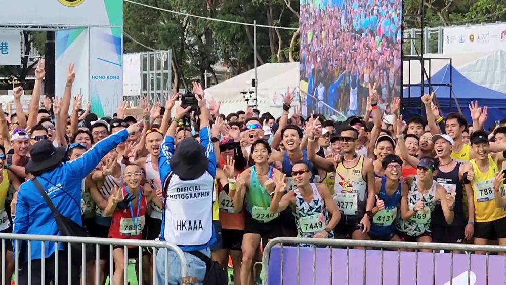 2024香港马拉松开跑 超7万名选手