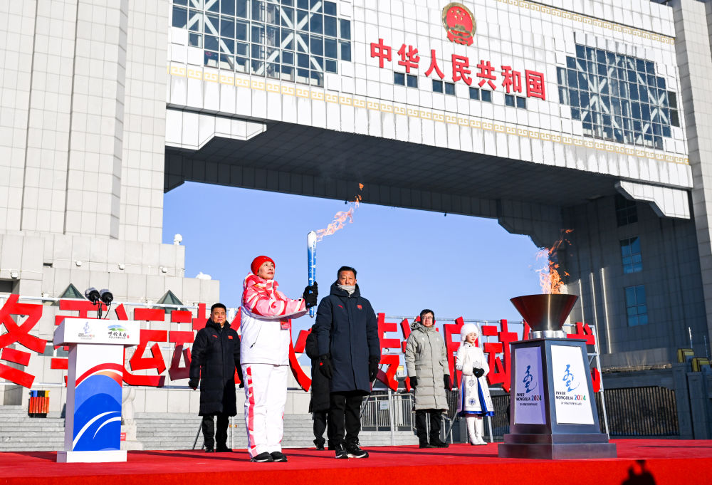 “十四冬”火炬在内蒙古呼伦贝尔传递