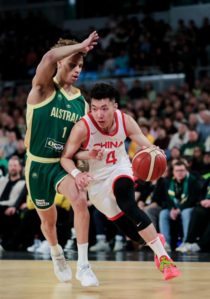 中国男篮热身赛不敌澳大利亚队