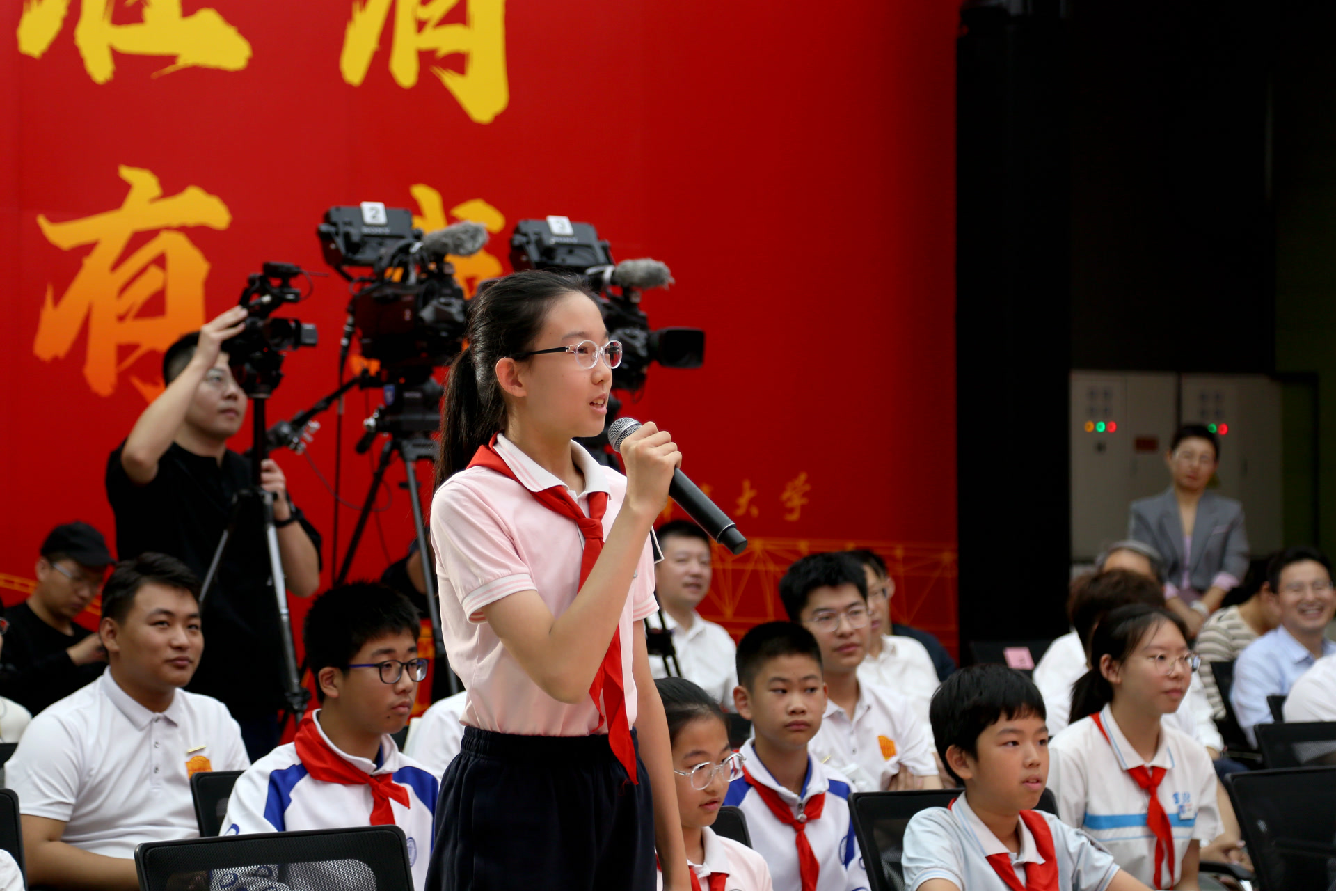 北京市大中小学思政公开课上，5位奥运冠军有了新身份