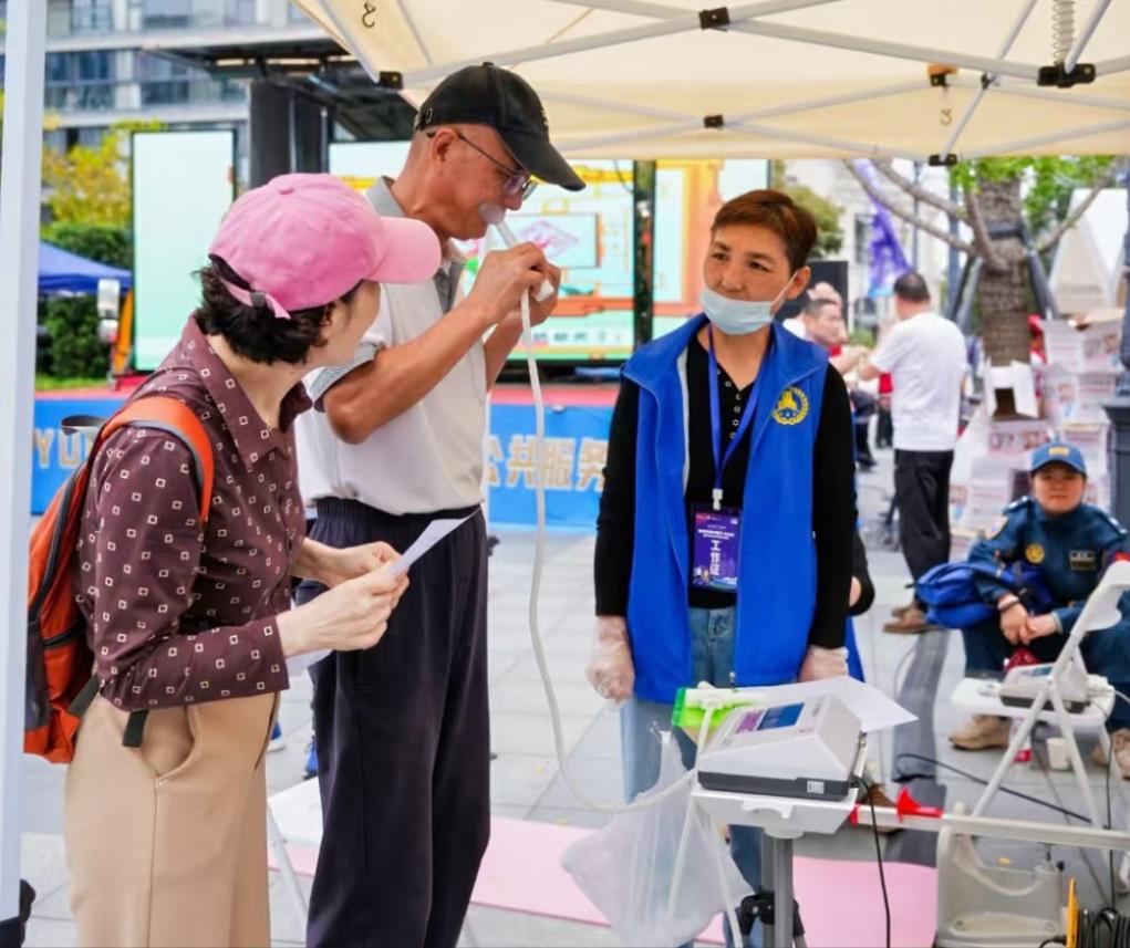 追光｜在城市漫步中，埋下一颗健康运动的种子