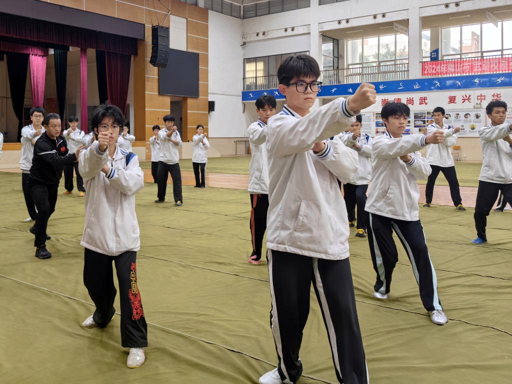 校园刮起“咏春风” 广东学子“拳影武动”