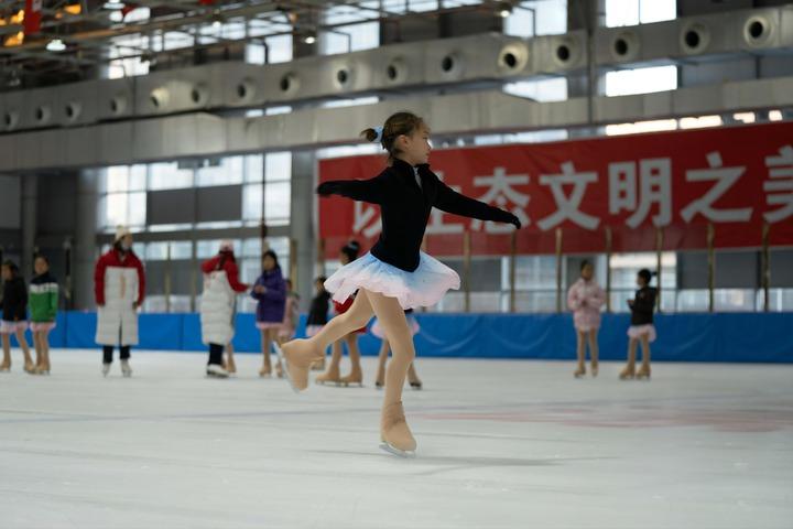 追光丨“最美冬奥城”冰雪运动“抓娃娃”