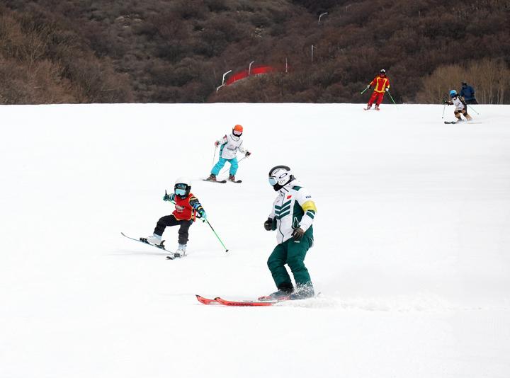 追光丨“最美冬奥城”冰雪运动“抓娃娃”