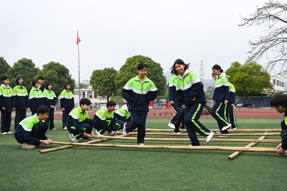 追光丨起猛了，新学期体育课上居然可以抓鸡？！