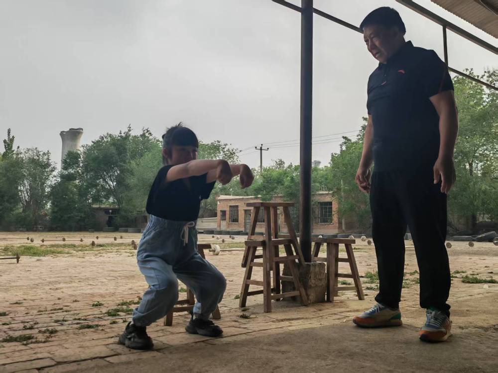 铁皮房、土操场，这里有一座“筑梦”摔跤馆