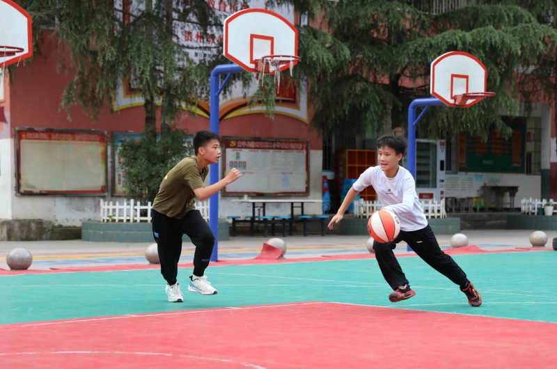 这所城郊小学，遍地“长满”了体育器材——中小学“以体育人”成效观察之一