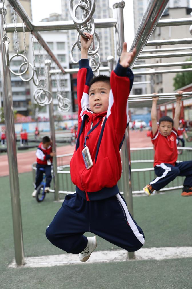 这所城郊小学，遍地“长满”了体育器材——中小学“以体育人”成效观察之一