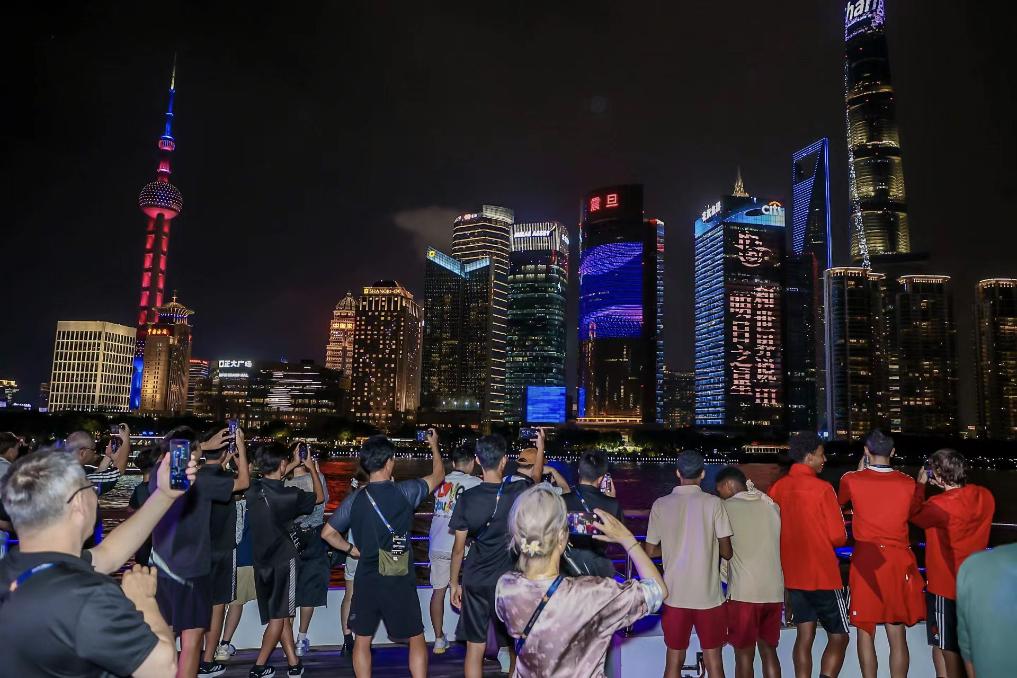 足球，架起中外青少年友谊之桥