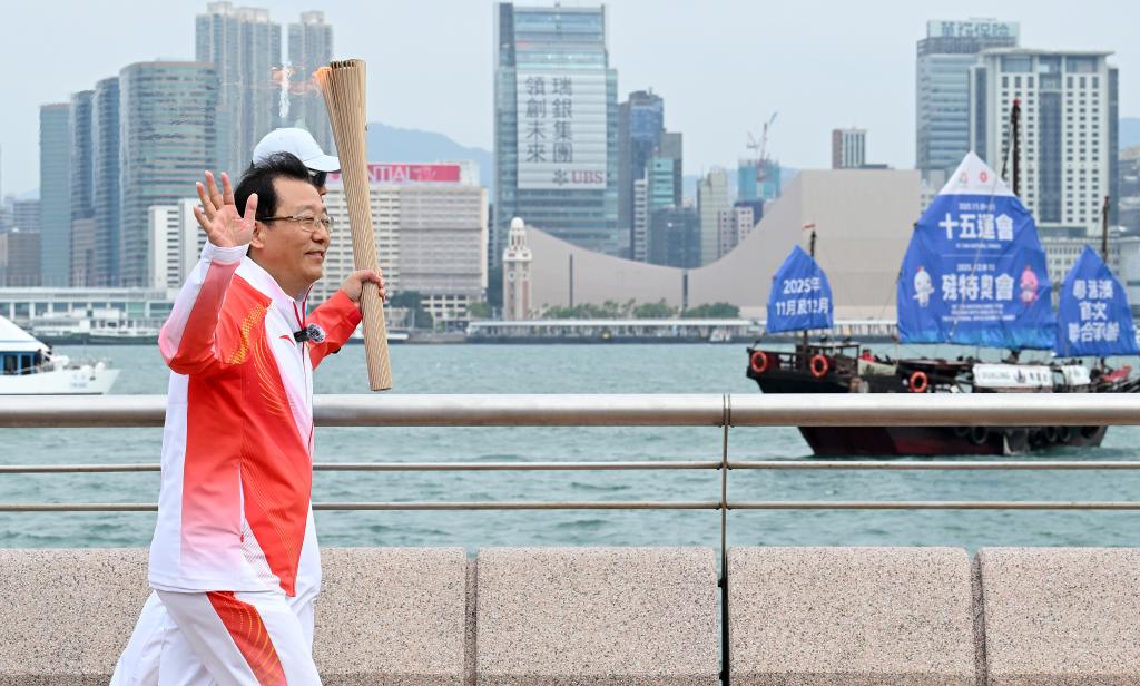 三地联动四城同传 全运会历史首次跨境火炬传递举行