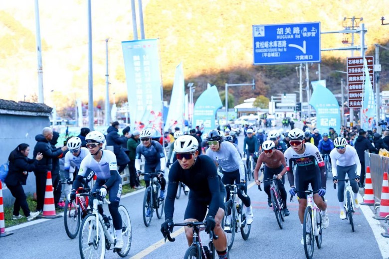 湖光山色间的速度与激情 京津冀自行车赛演绎全民健身热潮