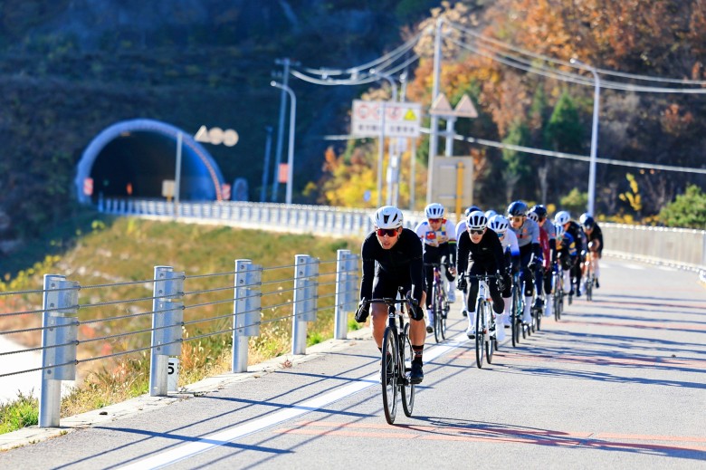 湖光山色间的速度与激情 京津冀自行车赛演绎全民健身热潮