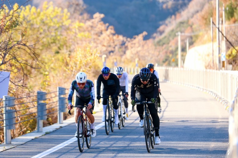 湖光山色间的速度与激情 京津冀自行车赛演绎全民健身热潮