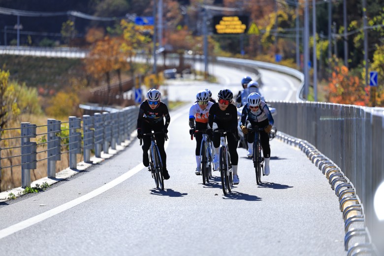 湖光山色间的速度与激情 京津冀自行车赛演绎全民健身热潮
