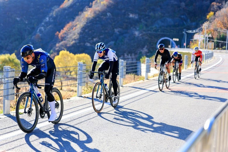 湖光山色间的速度与激情 京津冀自行车赛演绎全民健身热潮