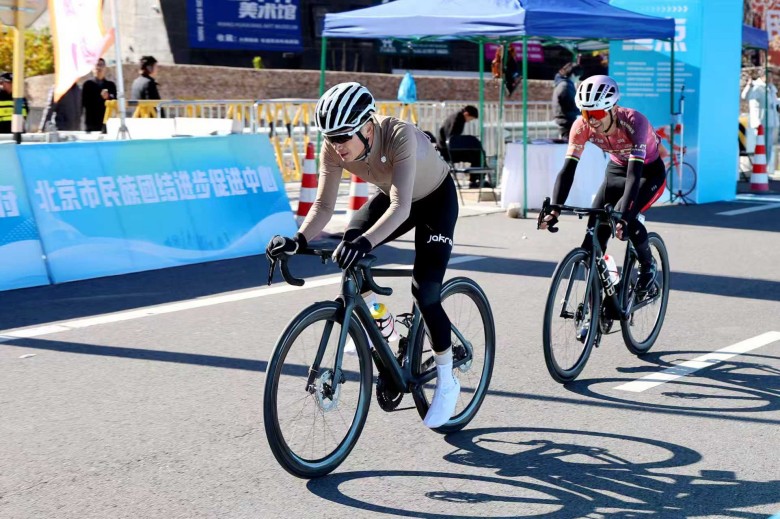 湖光山色间的速度与激情 京津冀自行车赛演绎全民健身热潮