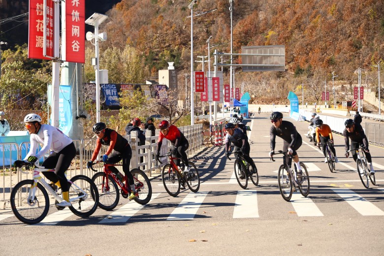 湖光山色间的速度与激情 京津冀自行车赛演绎全民健身热潮