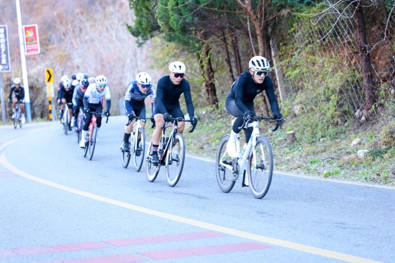 湖光山色间的速度与激情 京津冀自行车赛演绎全民健身热潮