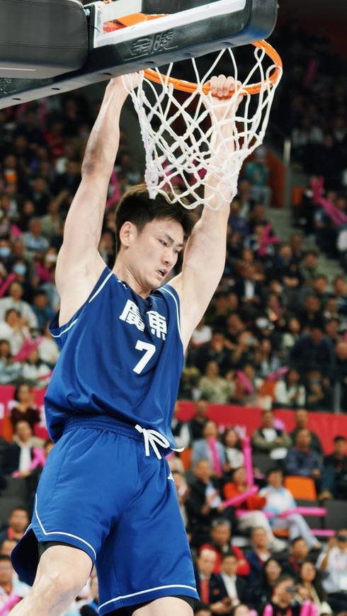 十五运会丨时隔十二年广东男篮再登顶：同心共搏，铸就冠军