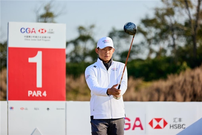 汇丰青少年公开赛 李政达崔景涵捧起男女A组冠军奖杯 汇丰青少年公开赛 李政达崔景涵捧起男女A组冠军奖杯