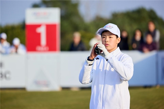 汇丰青少年公开赛 李政达崔景涵捧起男女A组冠军奖杯 汇丰青少年公开赛 李政达崔景涵捧起男女A组冠军奖杯