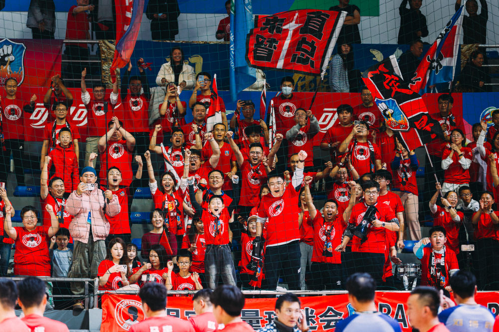 五十多岁的老体育馆因足球重生